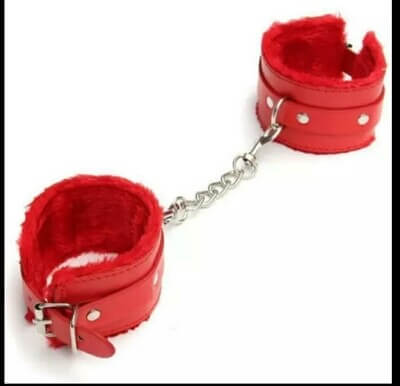 Esposas Gruesas en Cuero con Peluche - Image 2